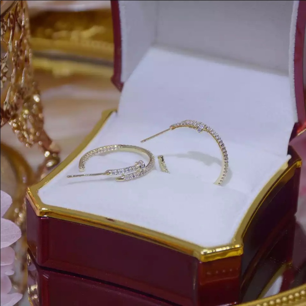 5🌟 Rated NWT Gold Nail Hoop Earrings - Picture 4 of 6